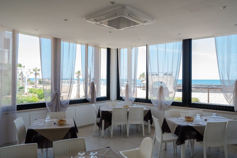 Sala interna del ristorante sulle piscine