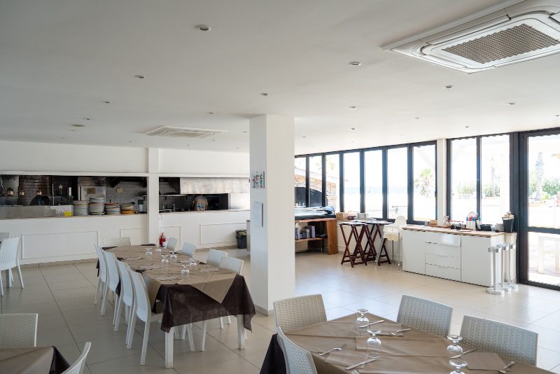 Sala interna del ristorante sulle piscine