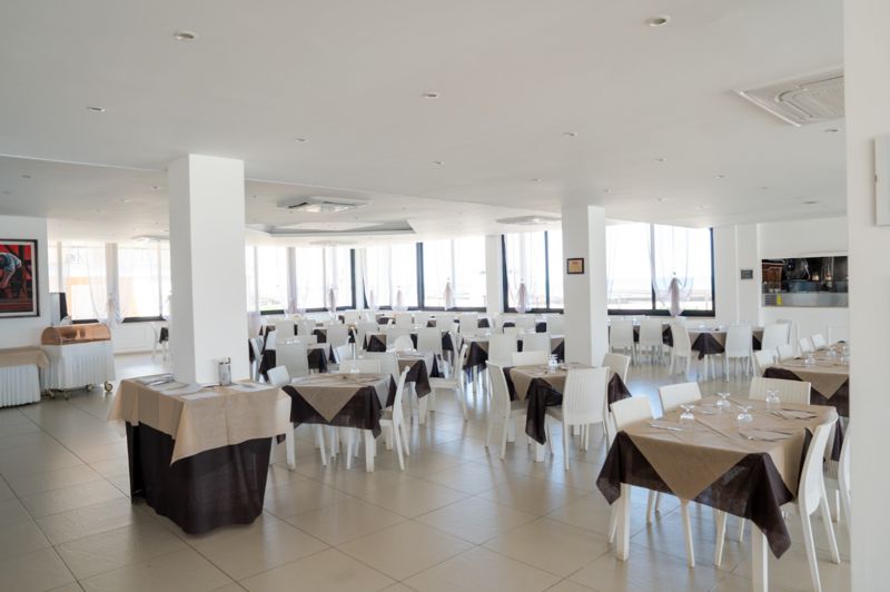 Sala interna del ristorante sulle piscine