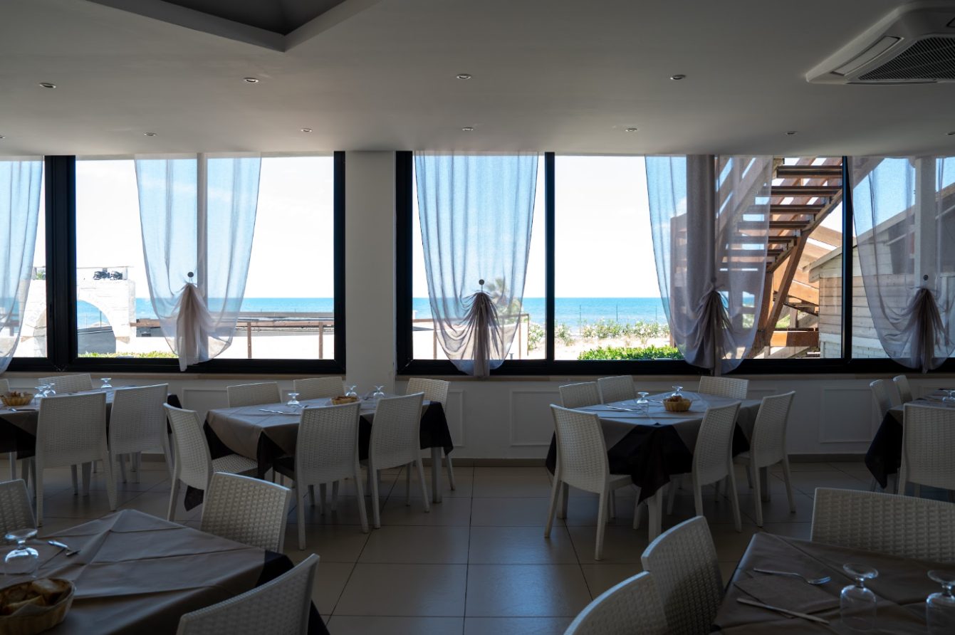Sala interna del ristorante sulle piscine