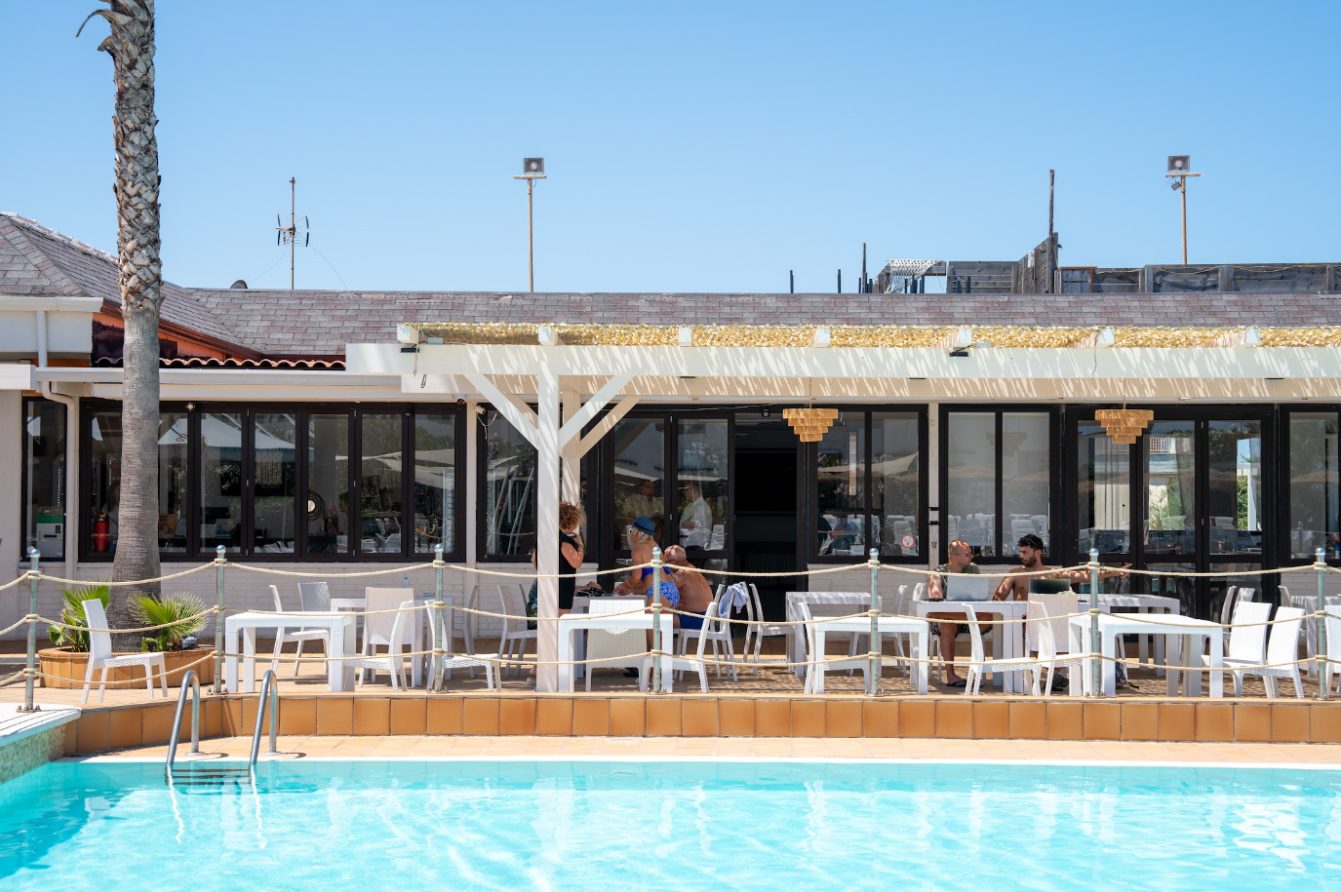 Terrazza sulle piscine